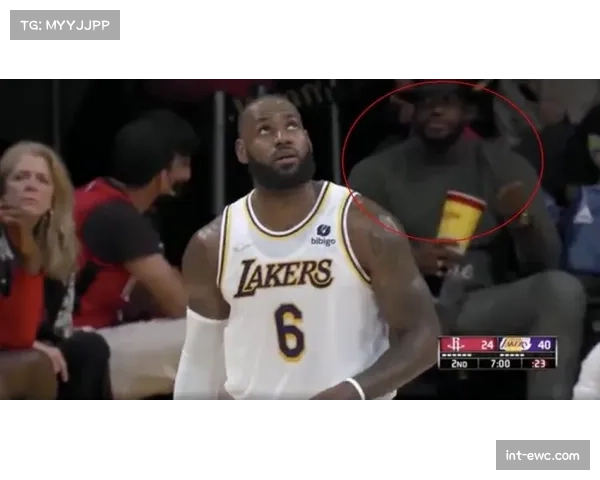 场边花絮：勒布朗·詹姆斯在场边指导湖人队年轻队员